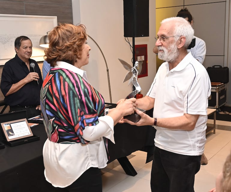 Cacho Mandrafina recibiendo su premio de manos de Graciela Sténico.