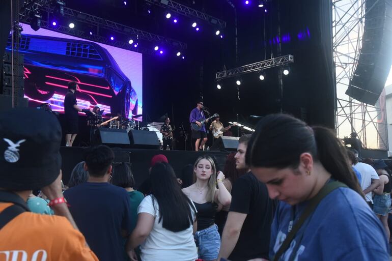 Banda paraguaya Sobre Ondas en el festival Asunciónico 2024 en el Parque Olímpico en Asunción Paraguay.