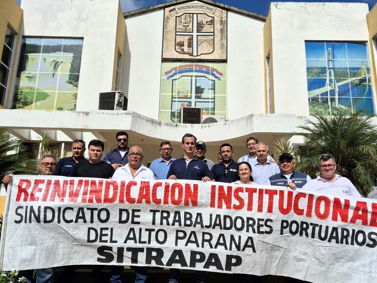 Trabajadores de ANNP durante una manifestación simbólica frente a la Municipalidad de Presidente Franco. 