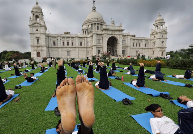 Kolkata (India), 21/06/2023.- People participate in a mass yoga session near the Victoria Memorial during the Ninth International Yoga Day in Kolkata, India 21 June 2023. The United Nations (UN) has declared 21 June as the International Yoga Day after adopting a resolution proposed by Indian Prime Minister Narendra Modi's government. EFE/EPA/PIYAL ADHIKARY
