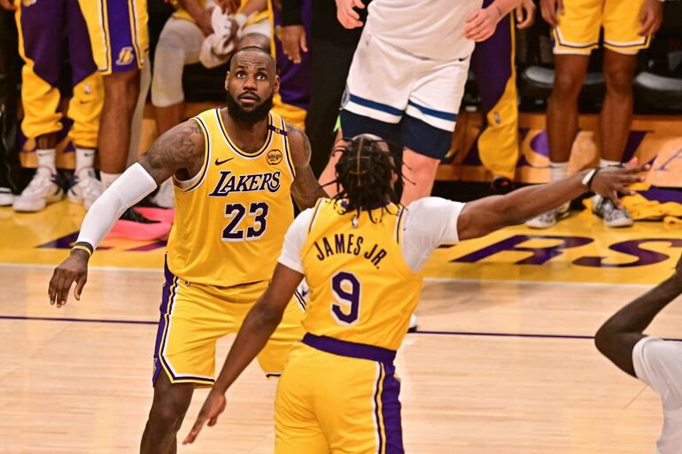 Los James, padre e hijo, jugando para Los Angeles Lakers