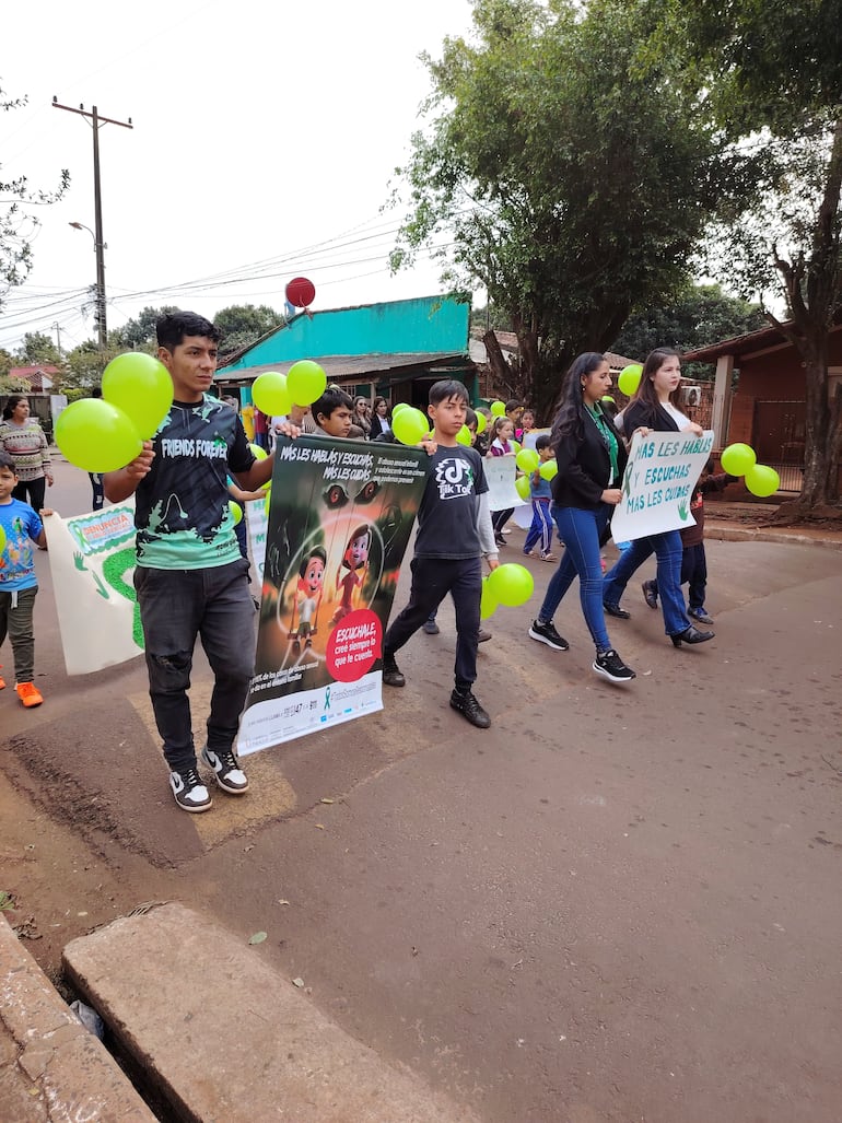 Estudiantes de Cambyretá marchan contra la violencia y abuso contra niñas y niños.