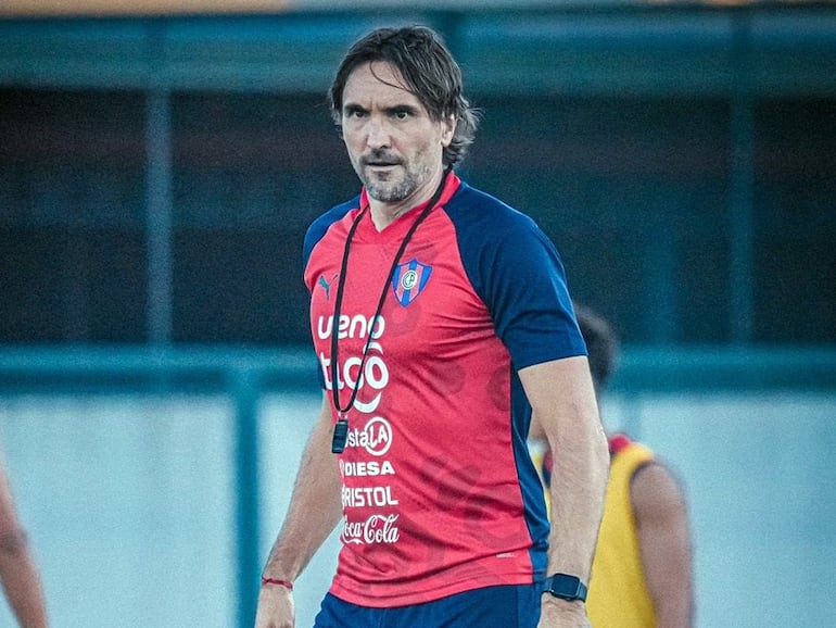 El argentino Diego Martínez, entrenador de Cerro Porteño, en el primer entrenamiento al frente del plantel en la Ollita, en Asunción, Paraguay.