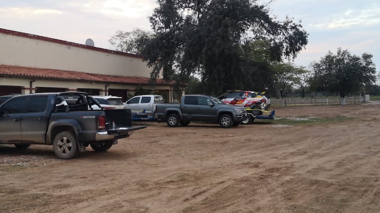 El Team Saba Competición instalado en Mariscal Estigarribia con su piloto Gustavo Saba, quien parte mañana por detrás de Fau.