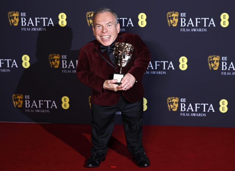 El actor británico Warwick Davis tras recibir el BAFTA de honor.