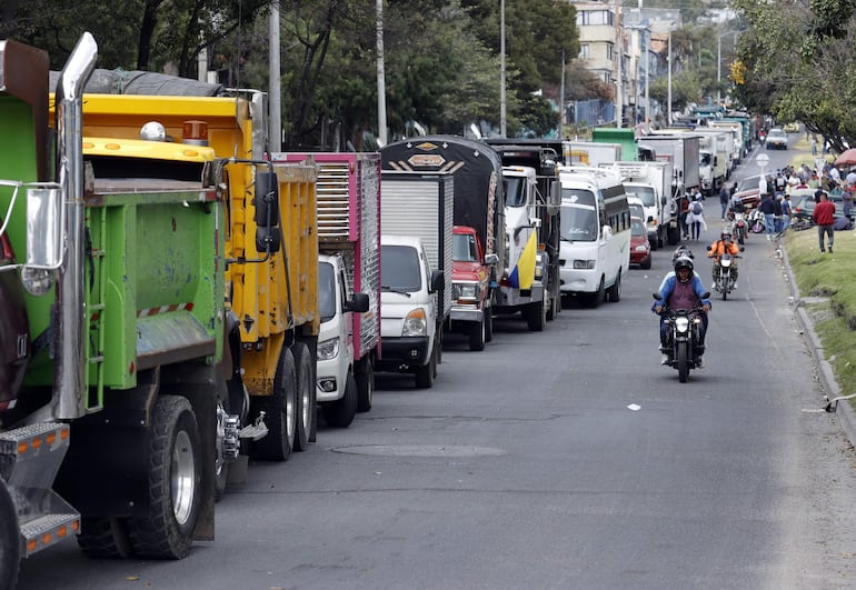 Camiones bloquean una calle durante una protesta de transportadores debido al incremento en el precio del diésel, este jueves en Bogotá (Colombia).