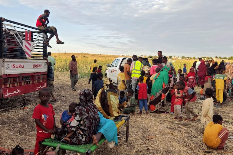 Los sudaneses que huyen del estado de al-Jazira llegan a una zona cercana a la ciudad oriental de Gedaref el 2 de noviembre de 2024. Al menos 12 personas murieron y otras más de 30 resultaron heridas durante el asedio del grupo paramilitar Fuerzas de Apoyo Rápido (FAR) de la ciudad de Al Hilaliya, en el estado de Al Yazira, en el centro-este de Sudán y donde la formación armada ha intensificado sus ataques en las últimas semanas.