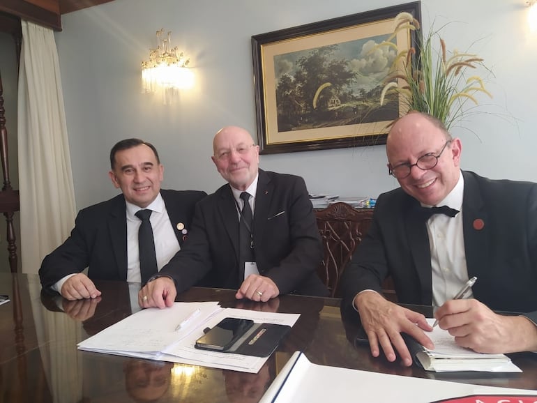 Alberto González Cabral, Gran Maestro de la Gran Logia de Libres y Aceptados Masones de la Rca. del Paraguay; Pierre Marie Adam, presidente de la Confederación Internacional de Grandes Logias Unidas (CIGLU) y Past Gran Maestro de Francia; Bruno Hubert, Delegado para Maestros Extranjeros del Gran Maestro de la Gran Logia de Francia.