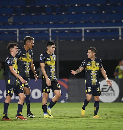 Los futbolistas del Sportivo Trinidense Sergio Mendoza, Juan Salcedo, Óscar “Chiquito” Giménez y Tomás Rayer se retiran cabizbajos.