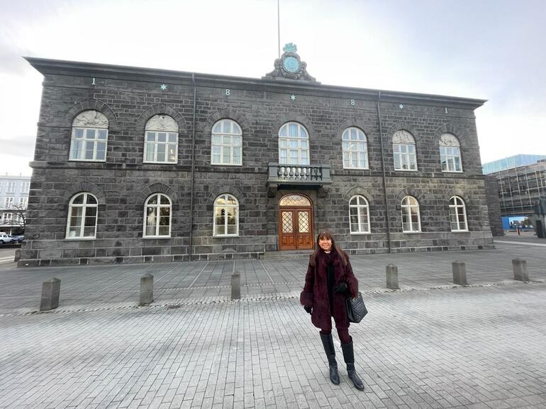 Hay 2 grados de temperatura en Islandia, comentó la senadora Celeste Amarilla.