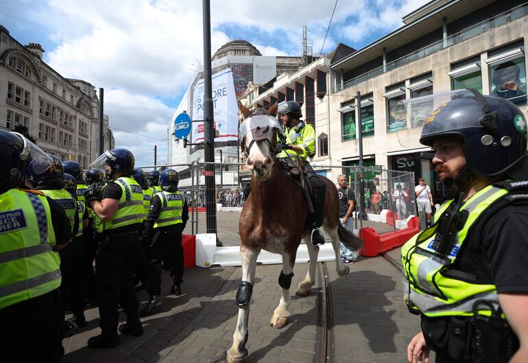 La policía montada entra en acción cuando estalla la violencia en Manchester, Gran Bretaña, el 03 de agosto de 2024. Han surgido manifestaciones violentas de miembros de grupos de extrema derecha en toda Gran Bretaña tras un ataque mortal con puñaladas en Southport, en el que murieron tres niños y ocho heridos más graves junto con dos adultos.