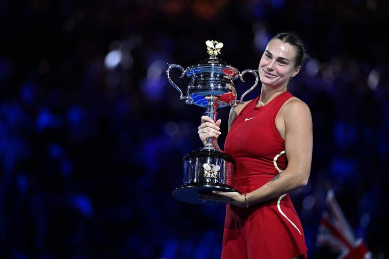 La bielorrusa Aryna Sabalenka con su segunda copa en el Abierto de Australia. EFE