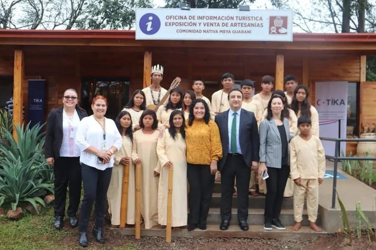 Autoridades de la Senatur, el embajador turco en Paraguay, Serhat Aksen, y el coro indígena de la comunidad mbya de Guavirami, durante la habilitación del centro de información y exposición de artesanía, en Trinidad.