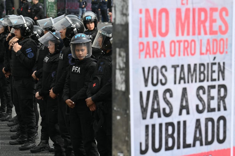 Manifestación en Buenos Aires contra el veto de Javier Milei al aumento de pensiones y jubilaciones.