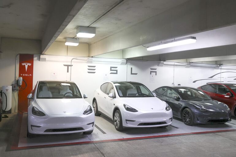 Automóviles Tesla alineados en una estación de carga en Austin, Texas (EE.UU.). Tal parece que los efectos de la campaña presidencial en EE.UU. se están haciendo sentir en México, ya que Elon Musk decidió parar la construcción de la planta de montaje de Tesla en cercanías de Monterrey hasta que se decida ese asunto el 5 de noviembre.