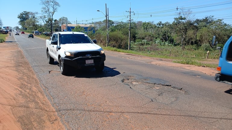 Antigua ruta PY02 en pésimo estado. Aguardan modernización en Coronel Oviedo.