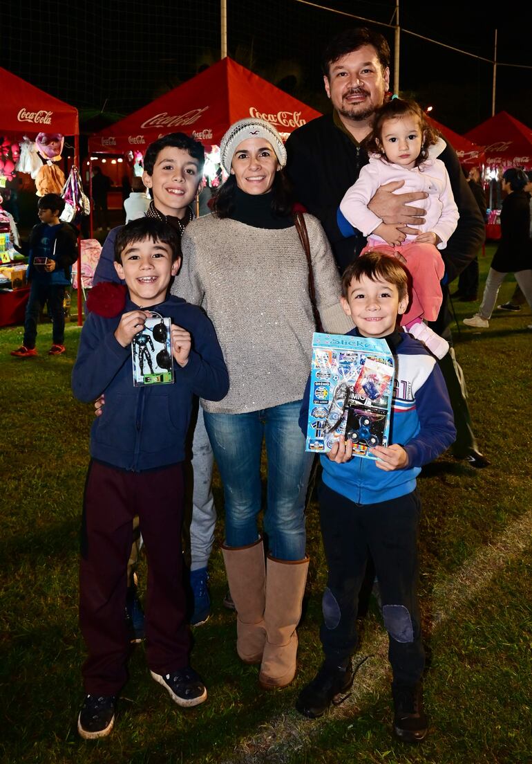 Elena y Yamil Riveros junto a sus hijos Elías, Mateo, Nina y Franco.