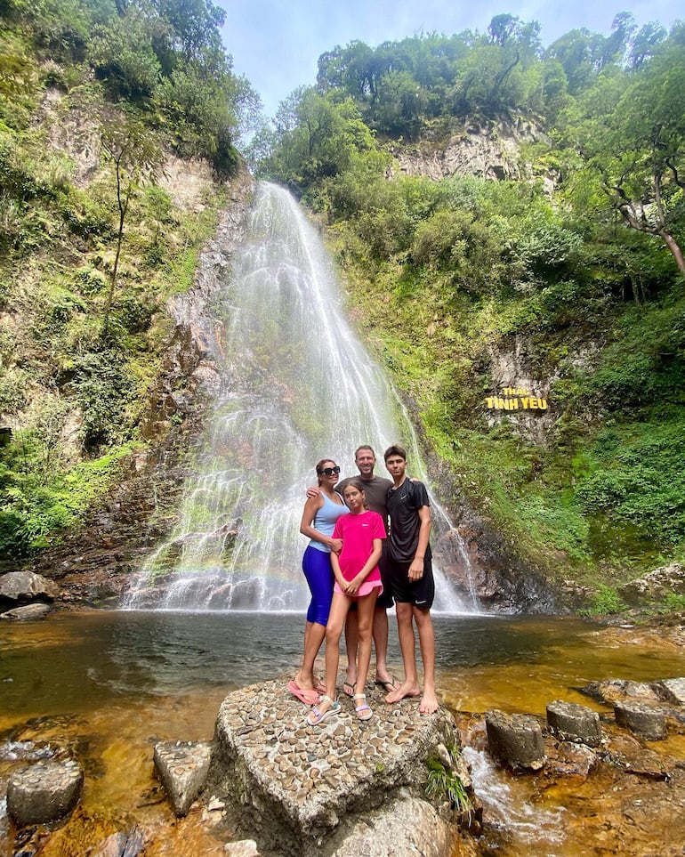 ¡Hermosa familia! Sandra Michelón con su esposo e hijos en Vietnam. (Instagram/Sandra Michelón)