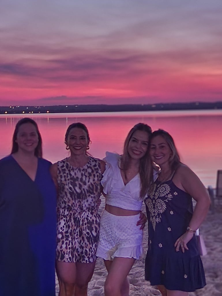 La conductora de ABC FM Belén Bogado posando feliz con sus amigas Natalia Canova, Patricia Lara y María José Moreno. (Gentileza)