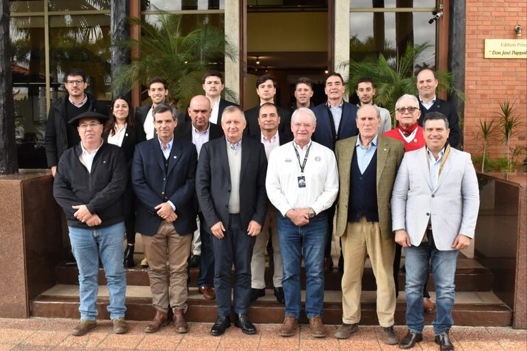 El ministro de Agricultura y Ganadería de Paraguay, Ing. Agr. Santiago Bertoni, en el centro, con las autoridades de la FARM, reunidas en la Expo 2023.