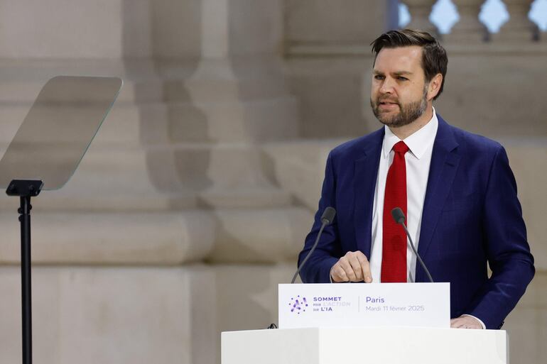 l vicepresidente de Estados Unidos, J. D. Vance, pronuncia un discurso durante una sesión plenaria de la Cumbre de Acción sobre Inteligencia Artificial (IA) en el Grand Palais de París (Francia), el 11 de febrero de 2025.