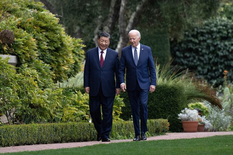 El presidente estadounidense Joe Biden y el presidente chino Xi Jinping caminan juntos después de una reunión durante la semana de líderes del Foro de Cooperación Económica Asia-Pacífico (APEC) en Woodside, California.