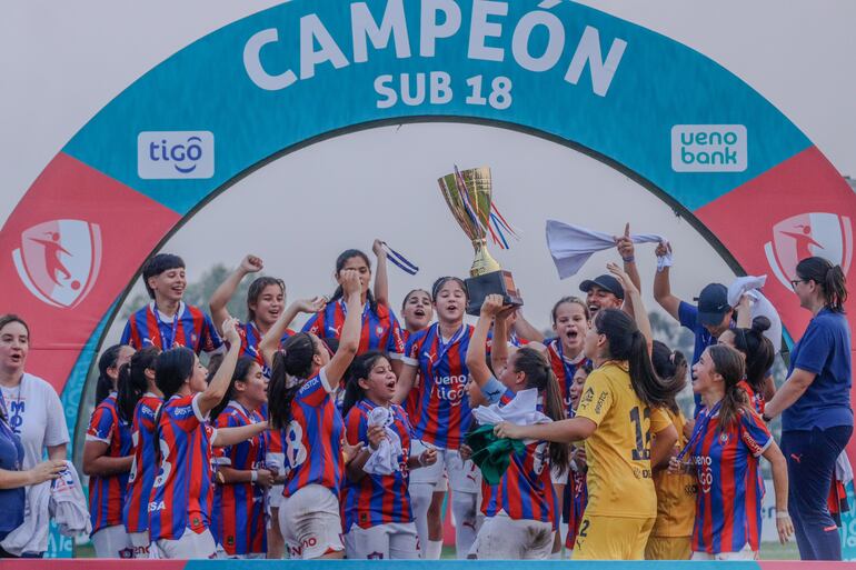 Las azulgranas recibiendo el trofeo de campeonas