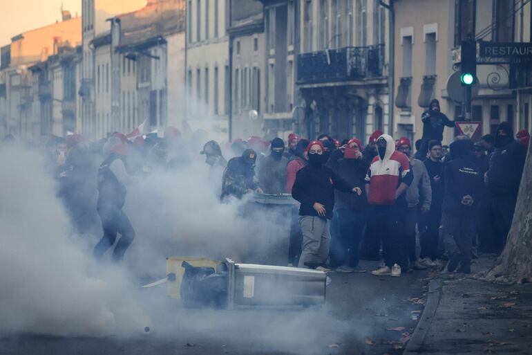 Carcassonne, France. Productores de vinos franceses se enfrentan a la policía durante una manifestación contra el futuro acuerdo Mercosur-UE.