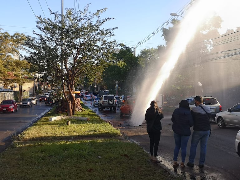 Un caño roto sobre la avenida Luis María Argaña causó un gran chorro de agua que se expande hacia arriba.