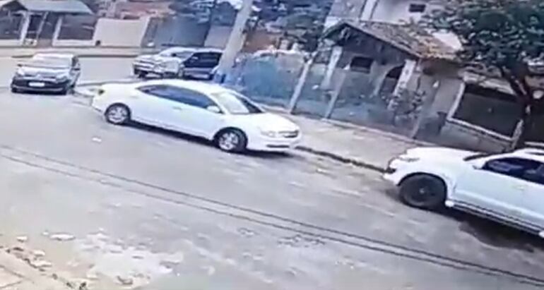 El Toyota Allion quedó frente a la Toyota Fortuner de los policías.