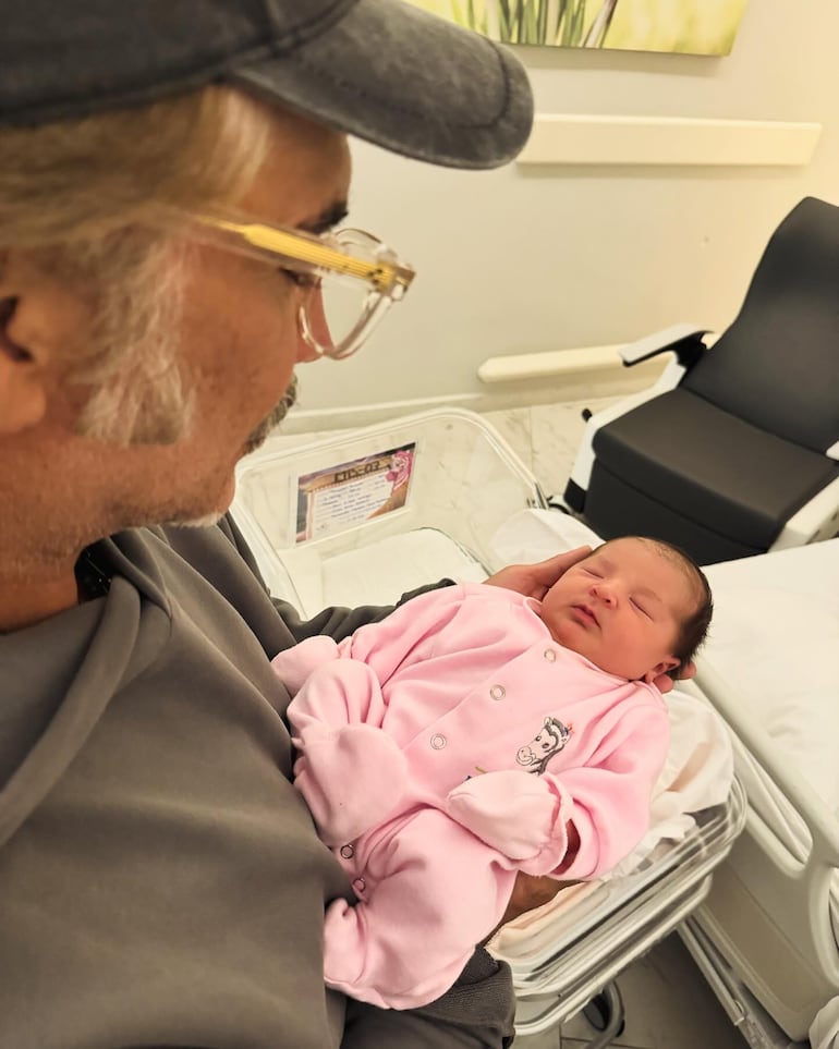 ¡Abuelo feliz! Alejandro Fernández y la tierna Nirvana, su tercera nietita. (Instagram/Alejandro Fernández)