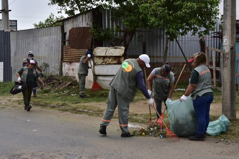 Funcionarios del Ministerio de Salud, Senepa y Municipalidad de Asunción intensificaron las limpiezas de los barrios más afectados por el dengue.