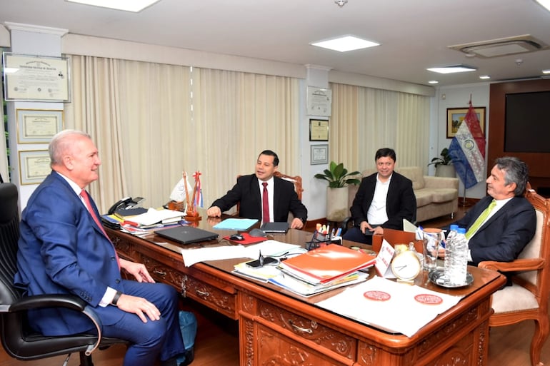 El fiscal general del Estado Emiliano Rolón se reunió esta mañana con el presidente de la Administración Nacional de Electricidad (ANDE) Félix Sosa, esta mañana.