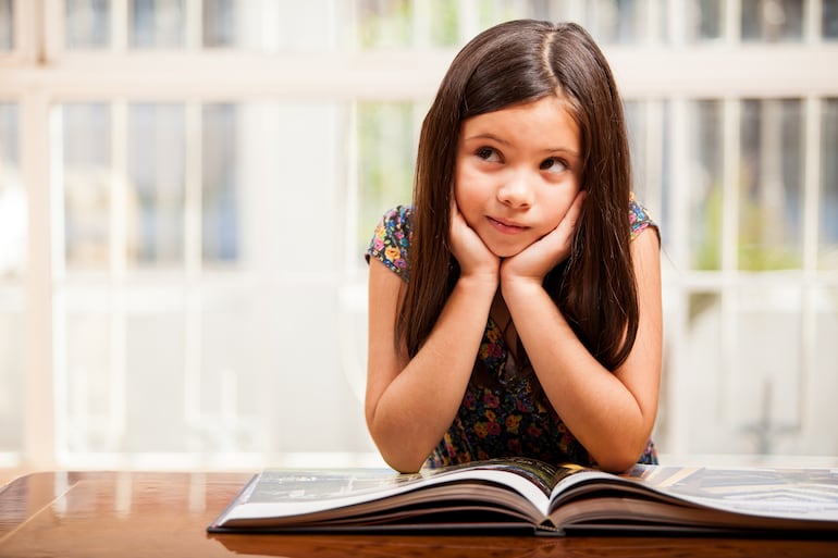 Niña mirando a sus padres mientras estudia. Foto: Instituto IMEO.
