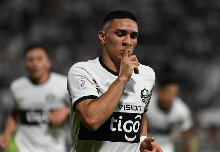 Hugo Fernández, jugador de Olimpia, celebra un gol con el gesto de silencio en el partido ante Sportivo Luqueño por el fútbol paraguayo en el estadio Manuel Ferreira, en Asunción.