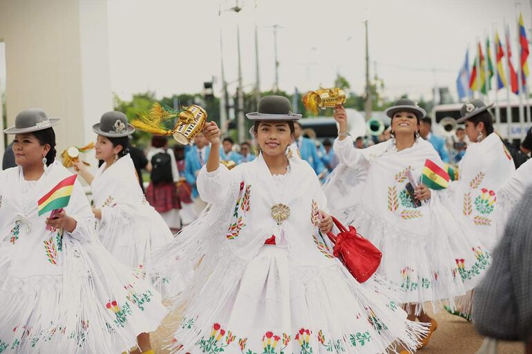 Demostración del carnaval de Oruro, Bolivia, en el marco de la reunión celebrada en el Centro de Convenciones de la Conmebol.