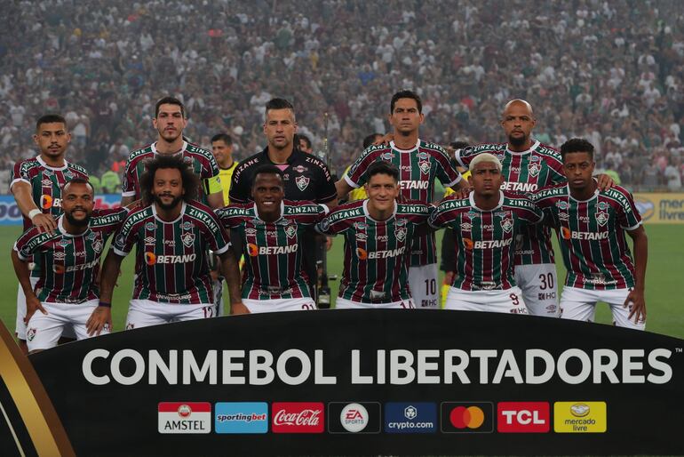 Jugadores de Fluminense posan, en un partido de las semifinales de la Copa Libertadores entre Fluminense e Internacional, el 27 de septiembre del 2023, en el estadio Maracana en Río de Janeiro (Brasil). Fluminense se presenta a la segunda final de Copa Libertadores de su historia como uno de los equipos que mejor ejecuta el 'jogo bonito' en Brasil, abanderado por los Marcelo, Ganso y Arias, aunque tiene un punto débil: la defensa. EFE/ Andre Coelho/ARCHIVO