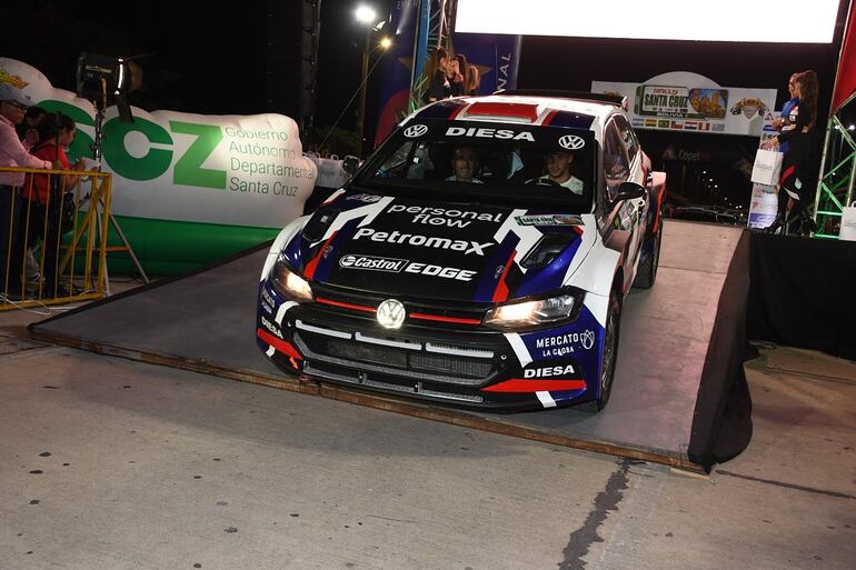 Migue Zaldívar y Diego Cagnotti, con este Volkswagen Polo GTI R5, se ubicaron en el cuarto lugar de la clasificación general tras la primera etapa de hoy. En la foto, durante la largada simbólica del jueves.