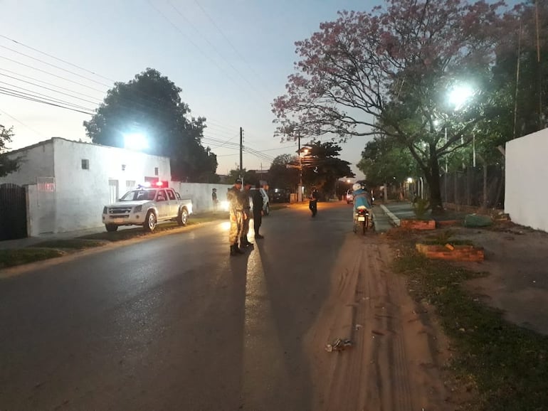 Uno de los controles policiales hechos por personal de la Comisaría 53ª Central del barrio San Miguel, en San Lorenzo.