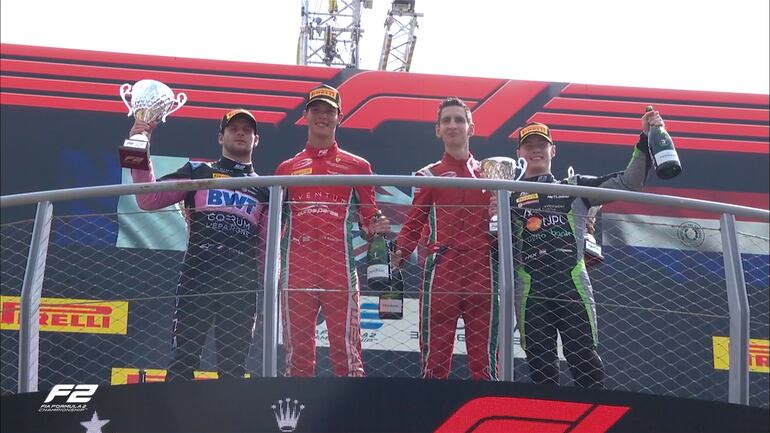 El paraguayo Joshua Duerksen (d) celebra el tercer lugar de la carrera sprint de la Fórmula 2 de la FIA en el Autódromo Nacional de Monza, en Moza, Italia.