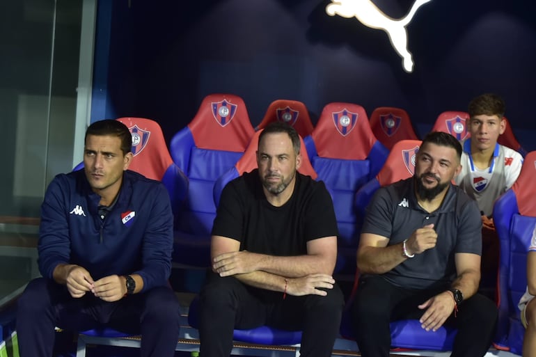 Juan Pablo Pumpido (c) dejó de ser el técnico de Nacional