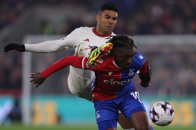 Manchester United's Brazilian midfielder #18 Casemiro (L) vies with Crystal Palace's English midfielder #10 Eberechi Eze (R) during the English Premier League football match between Crystal Palace and Manchester United at Selhurst Park in south London on May 6, 2024. (Photo by Adrian DENNIS / AFP) / RESTRICTED TO EDITORIAL USE. No use with unauthorized audio, video, data, fixture lists, club/league logos or 'live' services. Online in-match use limited to 120 images. An additional 40 images may be used in extra time. No video emulation. Social media in-match use limited to 120 images. An additional 40 images may be used in extra time. No use in betting publications, games or single club/league/player publications. / 