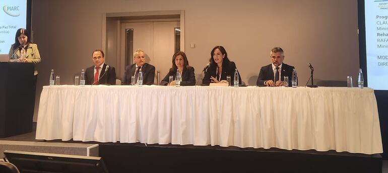 La ministra del MOPC, Claudia Centurión, participa de un congreso que se realiza en Praga.