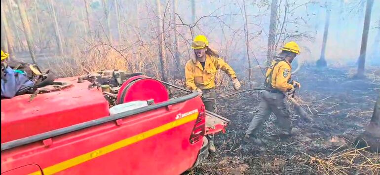 Bomberos trabajando en la zona de los incendios en Fuerte Olimpo.