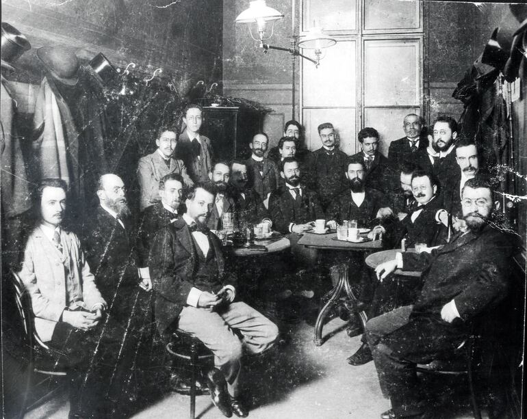 Theodor Herzl (al centro) en el Café Louvre en 1896.