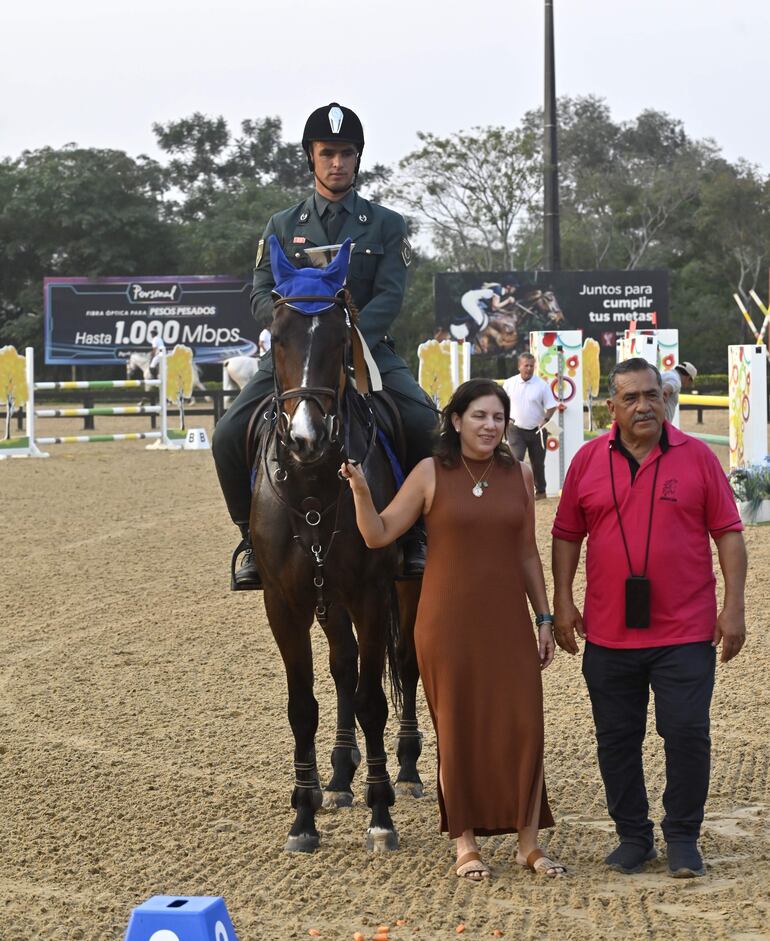 Buen nivel del vicacampeón Sgto. 1° Juan Díaz, con Black Diamond, del Acá Carayá,  quedando a 2” del título en 1,10.