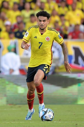 El delantero colombiano Luis Díaz controla el balón durante el partido de fútbol de clasificación sudamericano para la Copa Mundial de la FIFA 2026 entre Colombia y Uruguay en el Estadio Metropolitano Roberto Meléndez en Barranquilla, Colombia, el 12 de octubre de 2023.