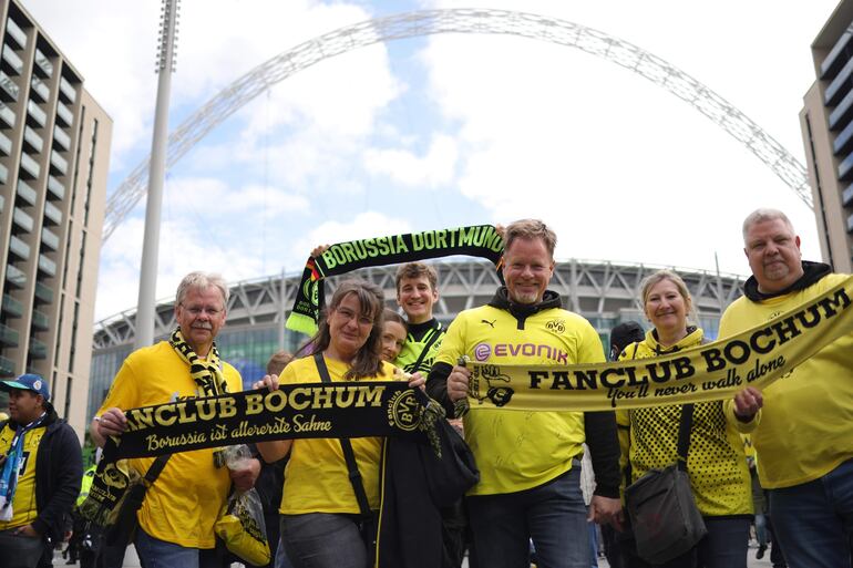 Los aficionados en los alrededores del estadio de Wembley antes de la final de la Champions League entre el Borussia Dortmund y el Real Madrid en Londres. 