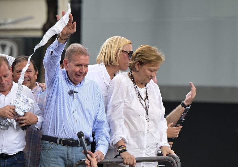 El candidato opositor de Venezuela, Edmundo González Urrutia durante una de las últimas protestas junto a su esposa Mercedes López (d), frente a la sede de las Naciones Unidas en Caracas. 