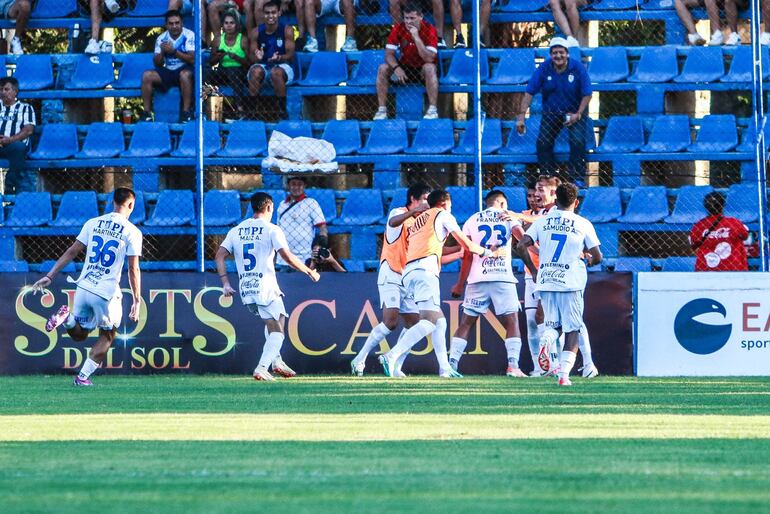 Hugo Fabián Franco (nro 23), celebrando el gol de la victoria de Ameliano ante Nacional junto a sus compañeros.